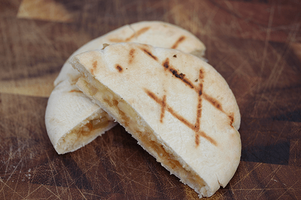 Pita gevuld met kaas en ui-appel chutney