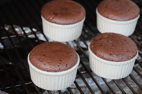 Warm gerookte chocolade cakejes van de BBQ