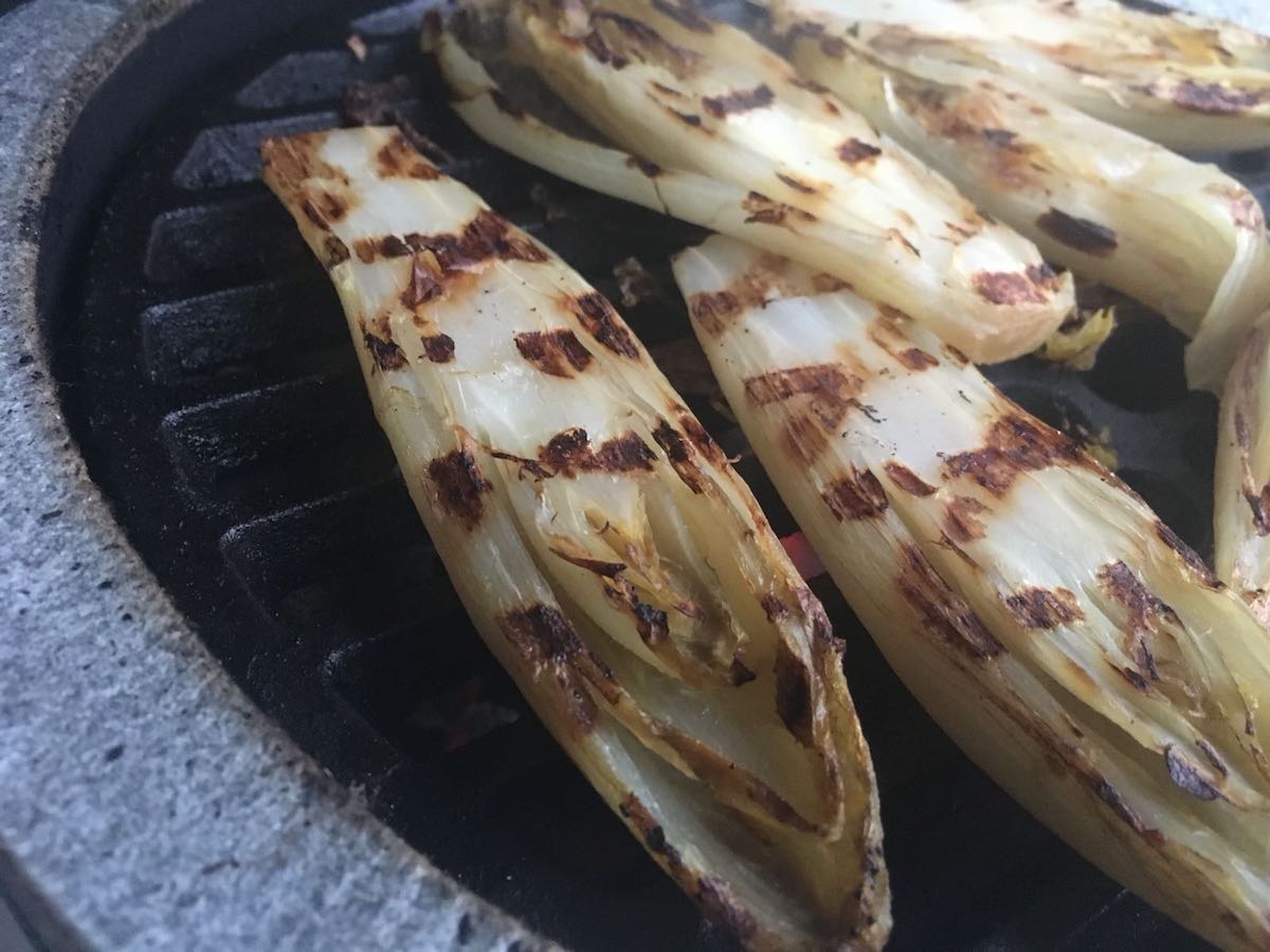 Gegrilde witlof op de BBQ